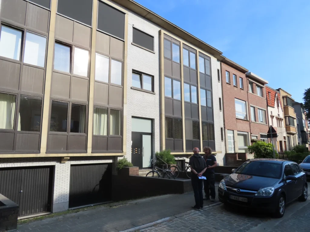 Appartement in Antwerpen, drie hoog, garages onderaan.