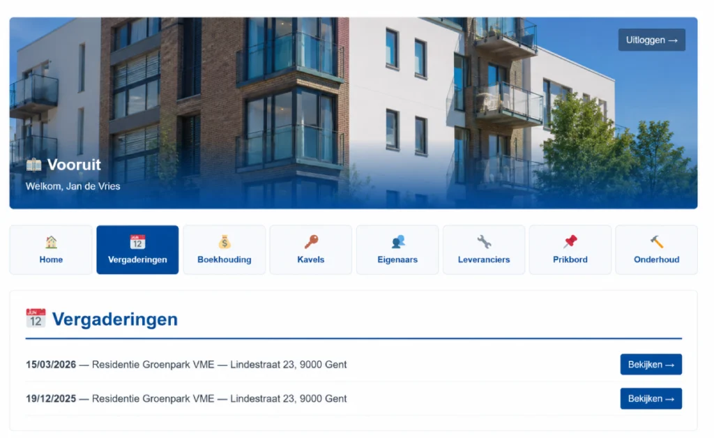Dashboard van een online bewonersportaal voor een appartementsgebouw, met bovenaan een foto van moderne appartementen en navigatieknoppen zoals Home, Vergaderingen, Boekhouding en Onderhoud. Onder de titel “Vergaderingen” staan twee fictieve vergaderdata met locatiegegevens en blauwe “Bekijken”-knoppen.